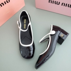 [MIU MIU] 투톤 페이턴트 가죽 메리제인 펌프스